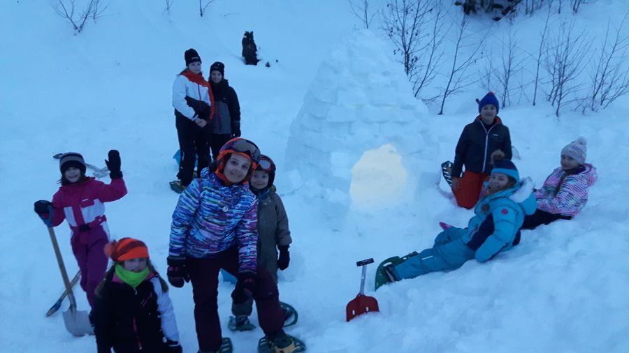 Enfants jouant dans la neige à Valmorel
