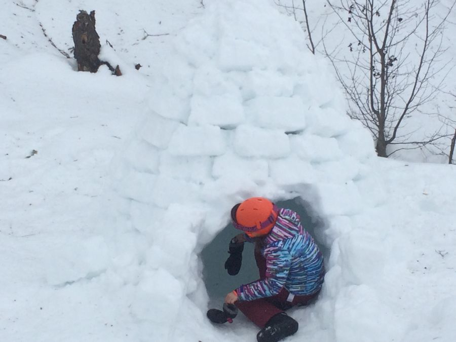 Construction d'igloo dans la neige à Valmorel