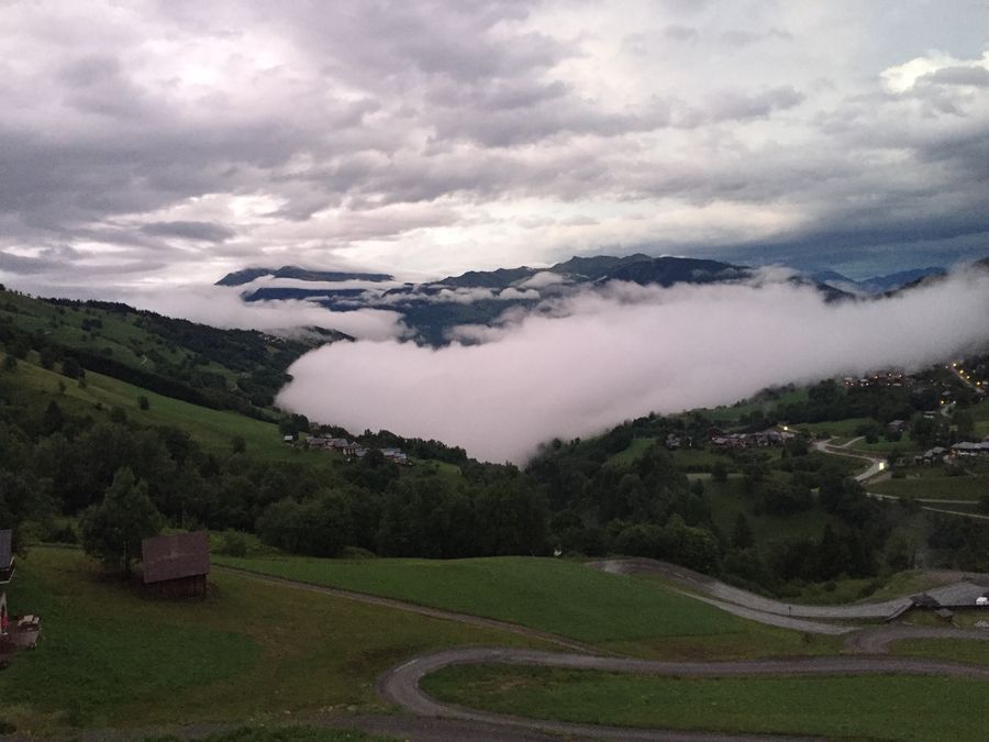 La route de Valmorel et la vallée sous les nuages