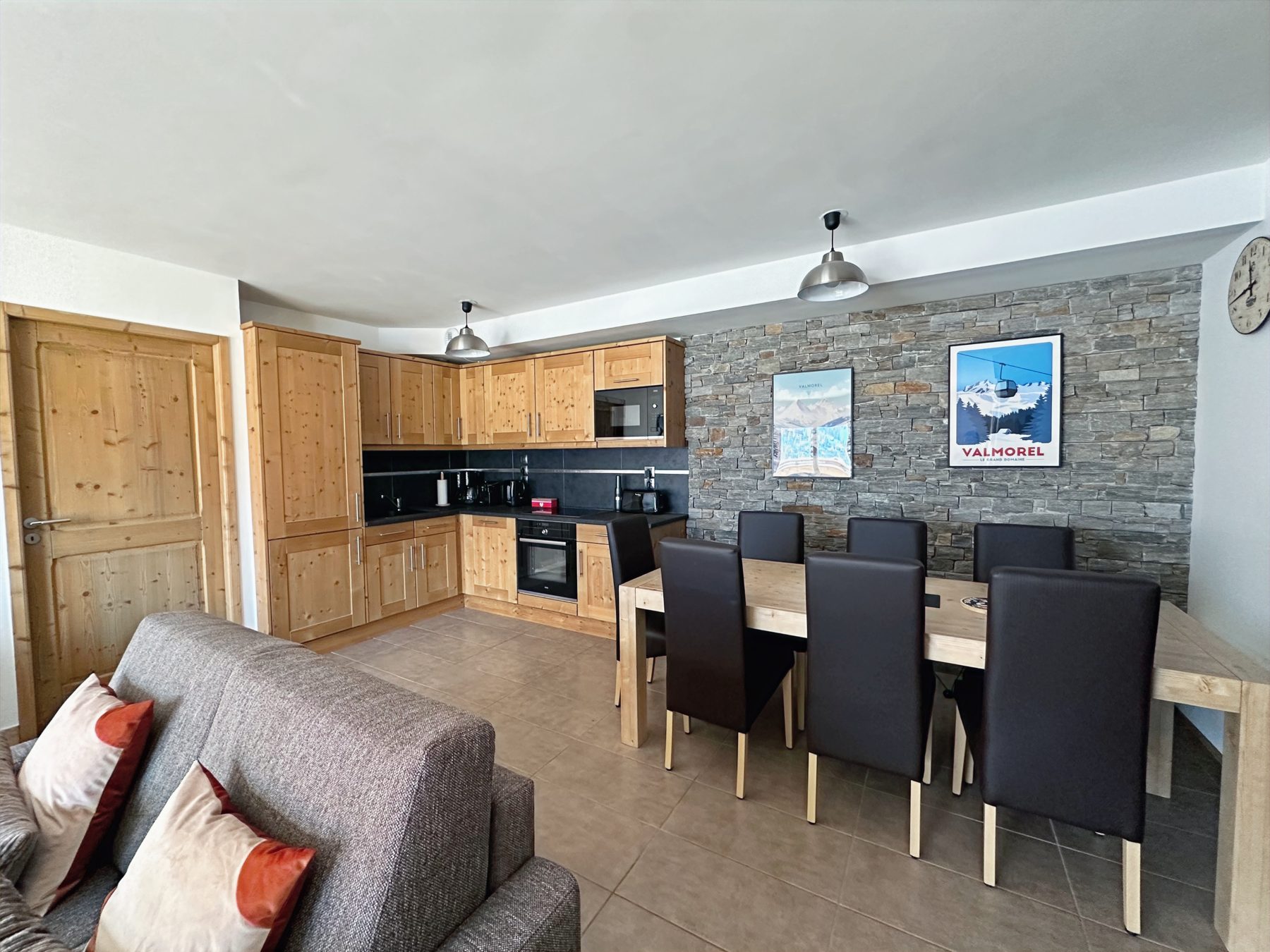 Table pour 8 et cuisine ouverte de l'appartement