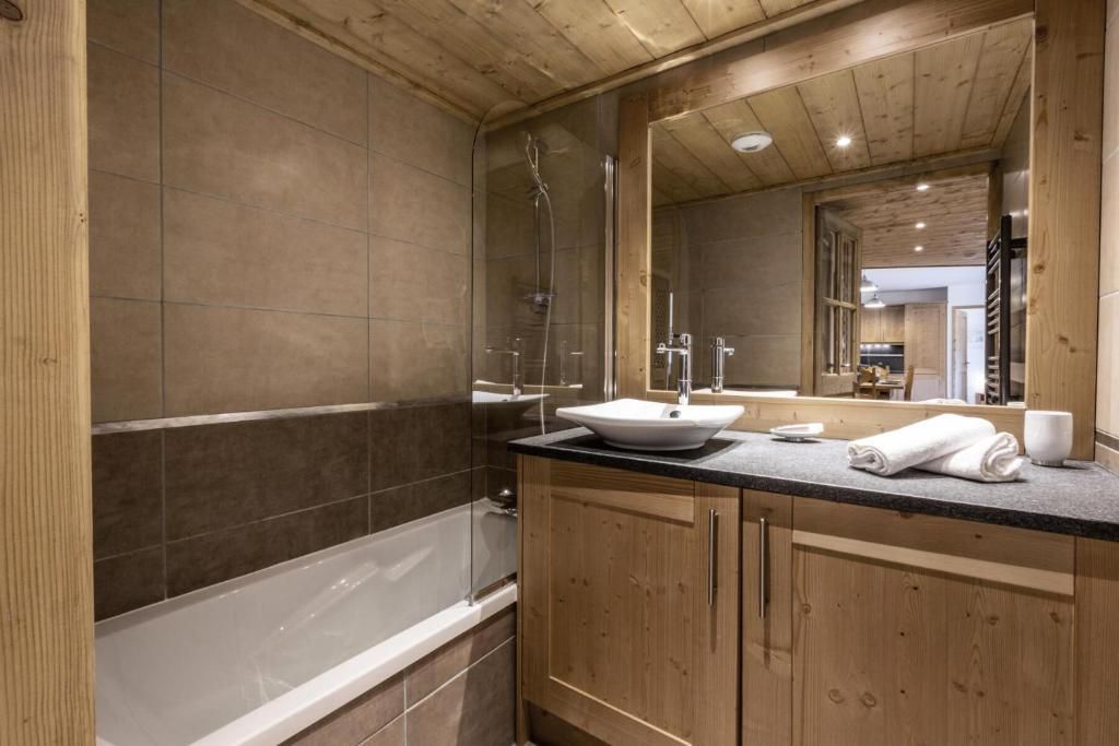 Salle de bains avec baignoire et double vasque