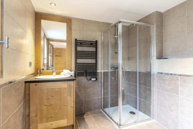 Salle de douche attenante à la chambre 1