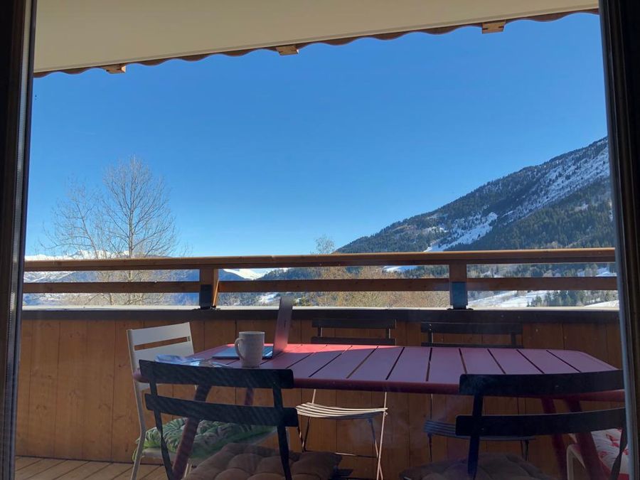Terrasse sud-ouest avec table extérieure et vue sur les pistes