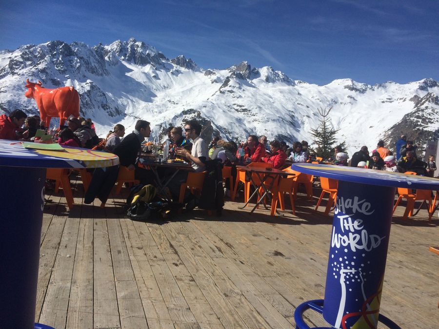 Terrasse du restaurant La Vache Orange en haut des Lanchettes